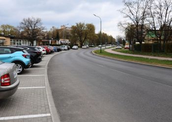 Mielec z&nbsp;nową drogą i&nbsp;parkingami. Ulica ks.&nbsp;Skargi po&nbsp;modernizacji