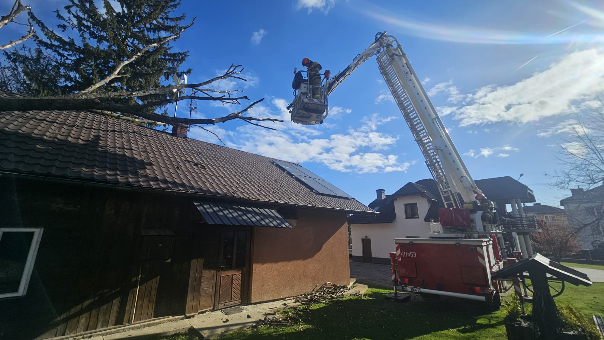 Silny wiatr na Podkarpaciu. Ponad 90 interwencji strażaków – uszkodzone dachy i powalone drzewa - Polskie Radio Rzeszów
