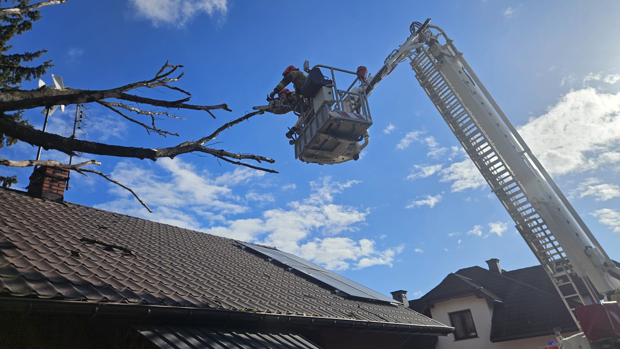 Silny wiatr na Podkarpaciu. Ponad 90 interwencji strażaków – uszkodzone dachy i powalone drzewa - Polskie Radio Rzeszów