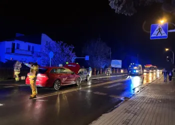 Zderzenie dwóch aut na ulicy Strażackiej w Rzeszowie. Jedna osoba trafiła do szpitala 15 - Polskie Radio Rzeszów Zderzenie dwóch aut na ulicy Strażackiej w Rzeszowie. Jedna osoba trafiła do szpitala