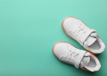 Bezpieczeństwo i&nbsp;rozwój stopy – jak mądrze wybierać obuwie dziecięce?