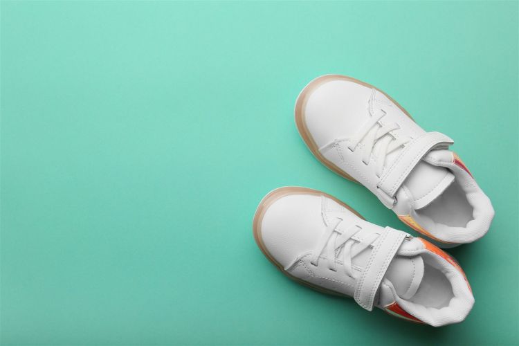 Bezpieczeństwo i&nbsp;rozwój stopy – jak mądrze wybierać obuwie dziecięce?