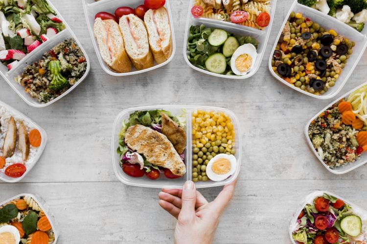 Dlaczego dieta pudełkowa karmi plastikiem?