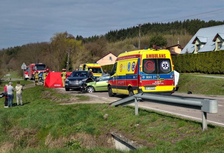 Groźny wypadek w&nbsp;Ruszelczycach. Trzy auta rozbite, dwie osoby w&nbsp;szpitalu