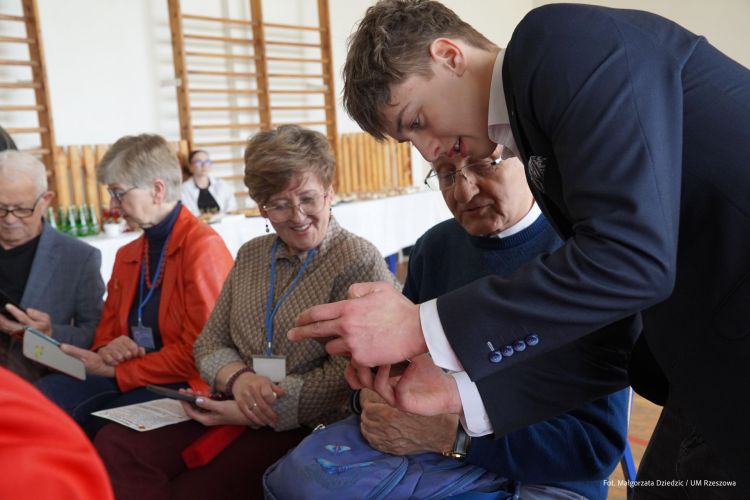 Rzeszowscy licealiści tworzą chatbota dla seniorów 1 - Polskie Radio Rzeszów Rzeszowscy licealiści tworzą chatbota dla seniorów