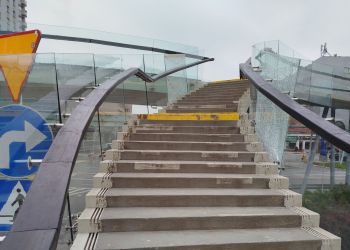 Uszkodzona okrągła kładka w&nbsp;centrum Rzeszowa. Miasto uspokaja przechodniów