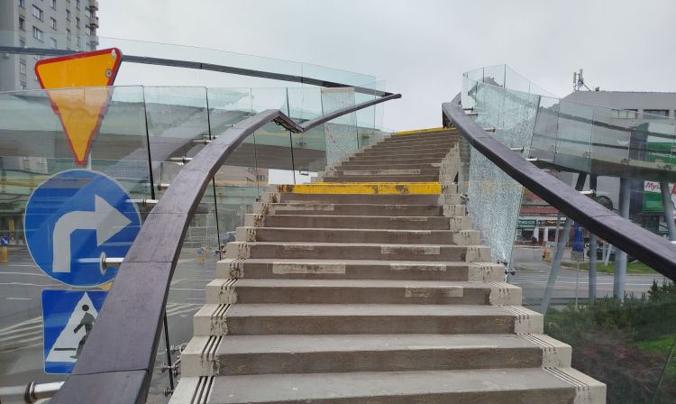 Uszkodzona okrągła kładka w centrum Rzeszowa. Miasto uspokaja przechodniów 1 - Polskie Radio Rzeszów Uszkodzona okrągła kładka w centrum Rzeszowa. Miasto uspokaja przechodniów