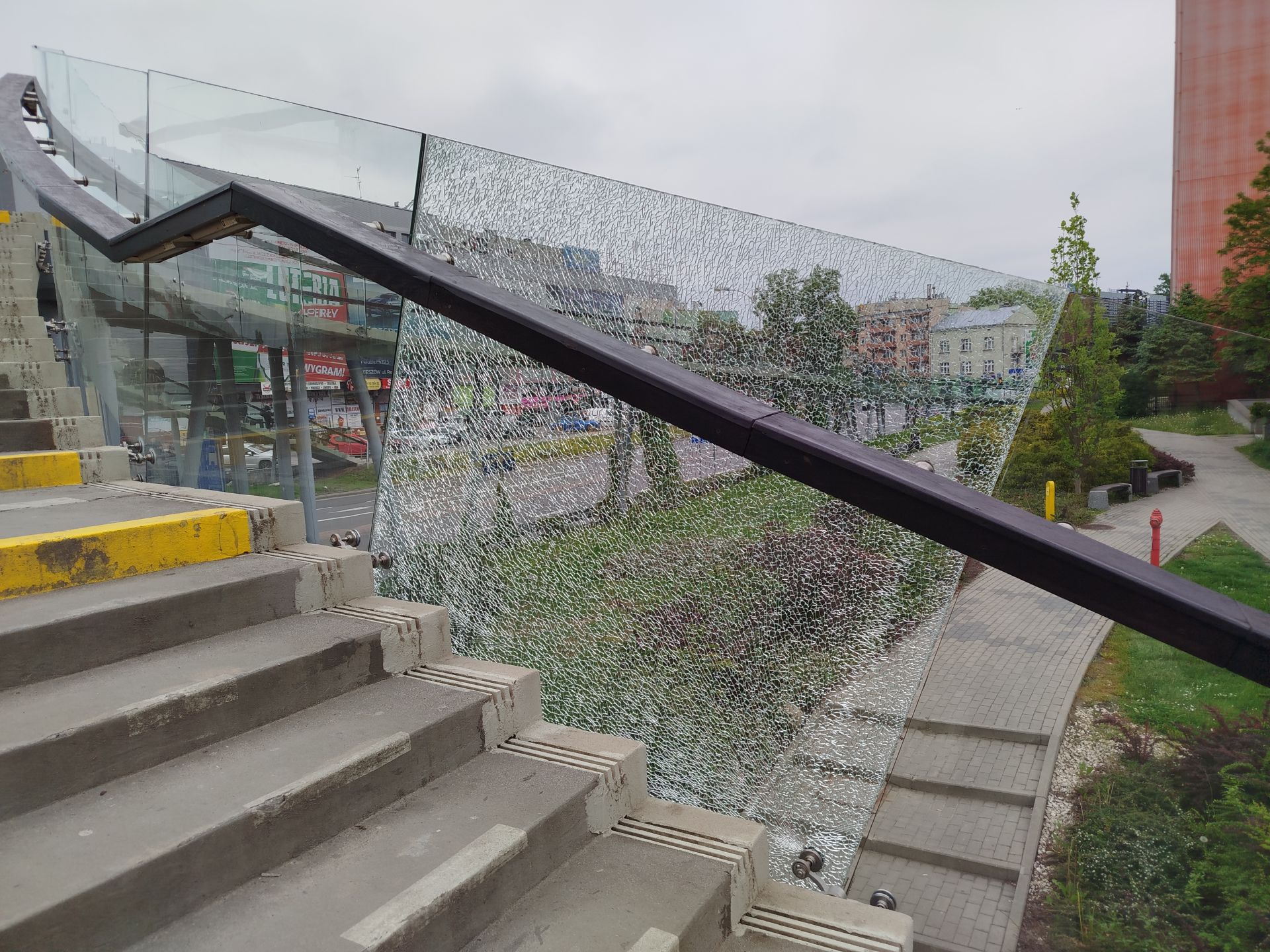 Uszkodzona okrągła kładka w centrum Rzeszowa. Miasto uspokaja przechodniów 2 - Polskie Radio Rzeszów Uszkodzona okrągła kładka w centrum Rzeszowa. Miasto uspokaja przechodniów - Polskie Radio Rzeszów