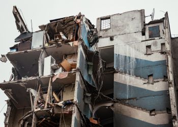 Zmasowany rosyjski atak na Kijów. Zawalił się blok, co najmniej jedna ofiara śmiertelna, wiele osób rannych 2 - Polskie Radio Rzeszów Zmasowany rosyjski atak na Kijów. Zawalił się blok, co najmniej jedna ofiara śmiertelna, wiele osób rannych