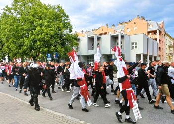 Kibice Resovii szli z&nbsp;Rynku na&nbsp;stadion. Za&nbsp;chwilę mecz ze&nbsp;Stalą