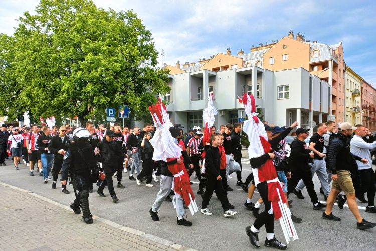 Kibice Resovii szli z&nbsp;Rynku na&nbsp;stadion. Za&nbsp;chwilę mecz ze&nbsp;Stalą