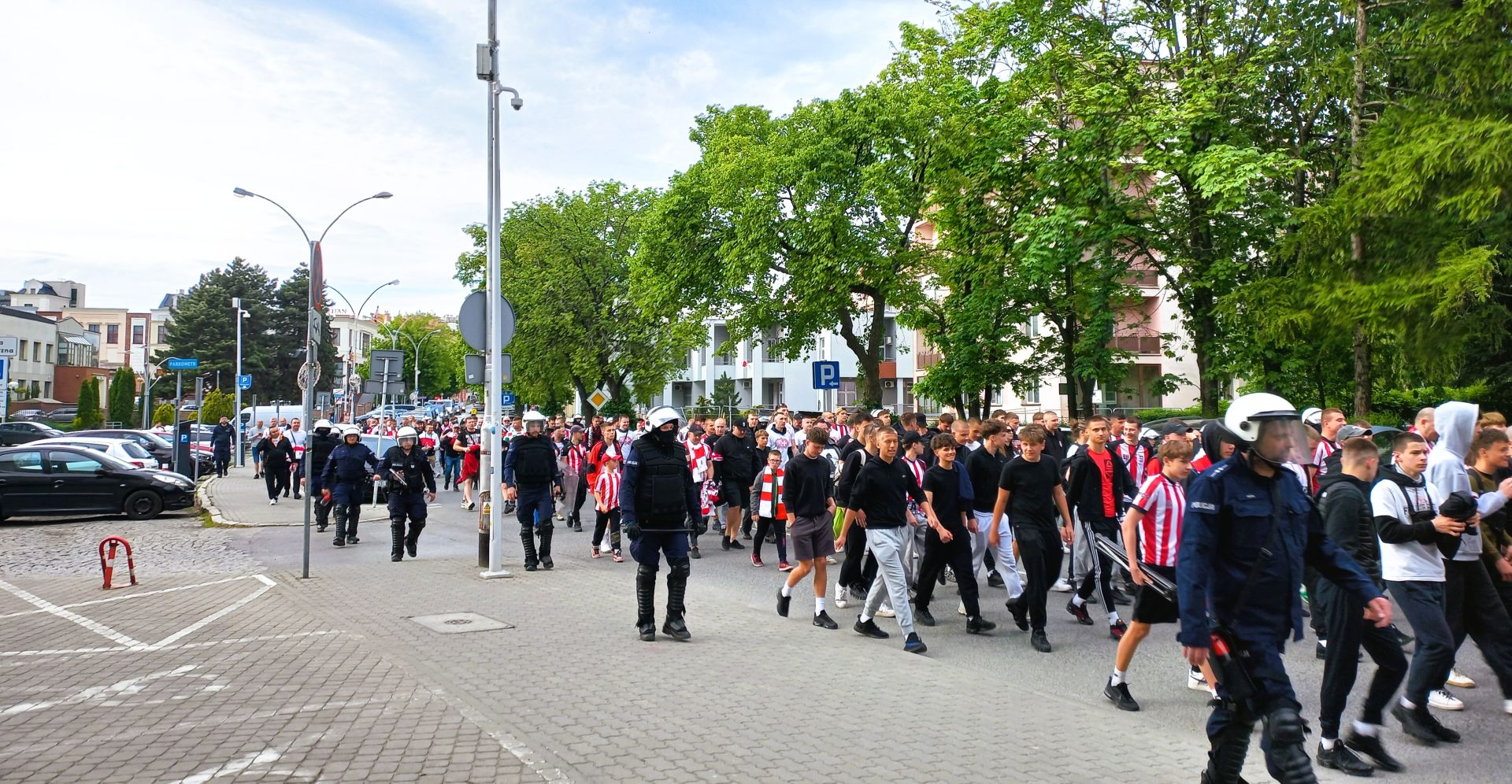 Kibice Resovii szli z Rynku na stadion. Za chwilę mecz ze Stalą - Polskie Radio Rzeszów