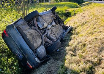 Mercedes wypadł z drogi i dachował. Groźne zdarzenie w powiecie kolbuszowskim 10 - Polskie Radio Rzeszów Mercedes wypadł z drogi i dachował. Groźne zdarzenie w powiecie kolbuszowskim