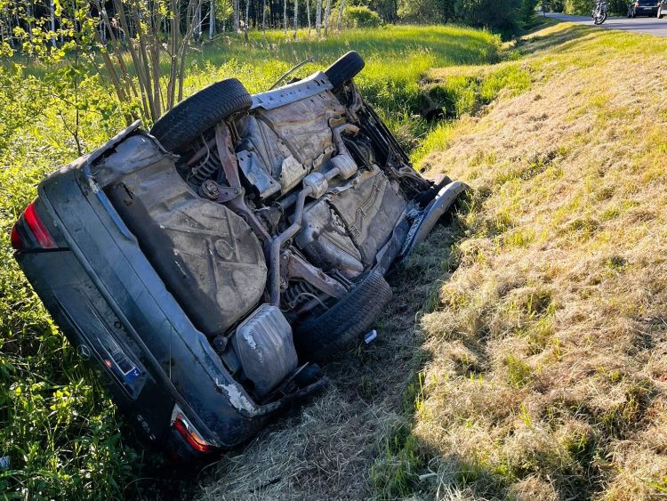 Mercedes wypadł z&nbsp;drogi i&nbsp;dachował. Groźne zdarzenie w&nbsp;powiecie kolbuszowskim