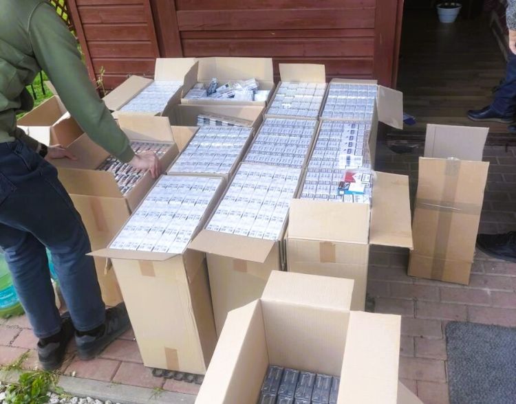 Ponad 130 tysięcy papierosów bez&nbsp;akcyzy pod&nbsp;Rzeszowem. Policja zatrzymała 61-latka