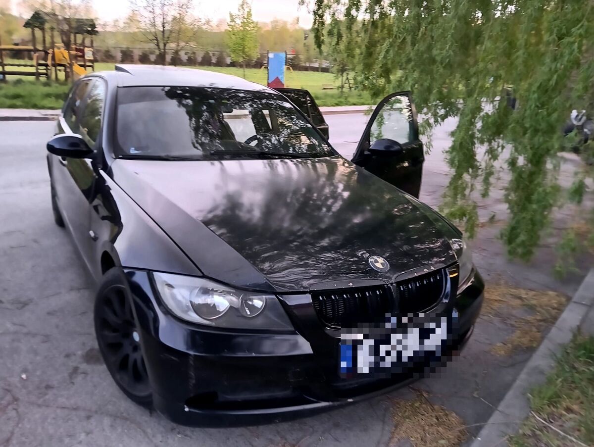 25-latek zasnął za kierownicą BMW. Miał w organizmie prawie 4 promile alkoholu - Polskie Radio Rzeszów