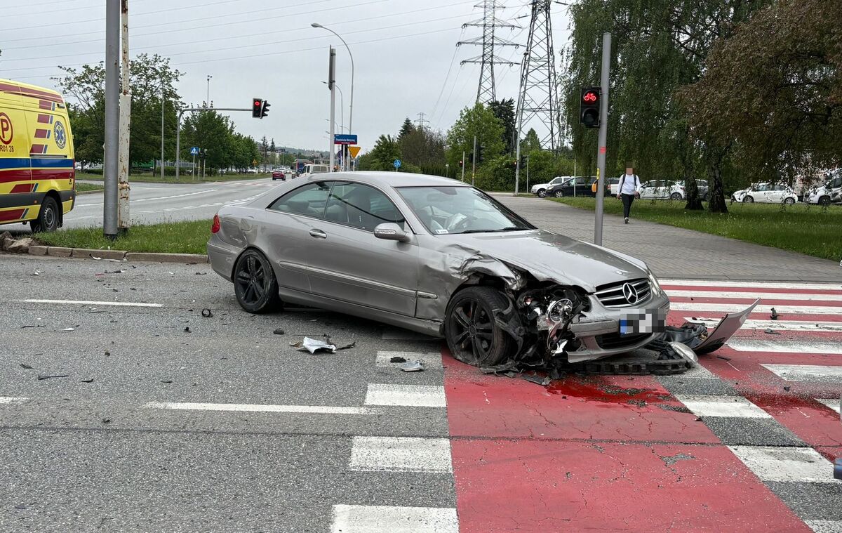 [AKTUALIZACJA] Zderzenie na al. Rejtana w Rzeszowie. Dwie osoby w szpitalu - Polskie Radio Rzeszów