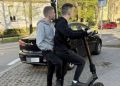 Policja szuka osób, które zderzyły się hulajnogą ze&nbsp;Skodą i&nbsp;odjechały