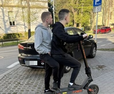 Policja szuka osób, które zderzyły się hulajnogą ze Skodą i odjechały 1 - Polskie Radio Rzeszów Policja szuka osób, które zderzyły się hulajnogą ze Skodą i odjechały