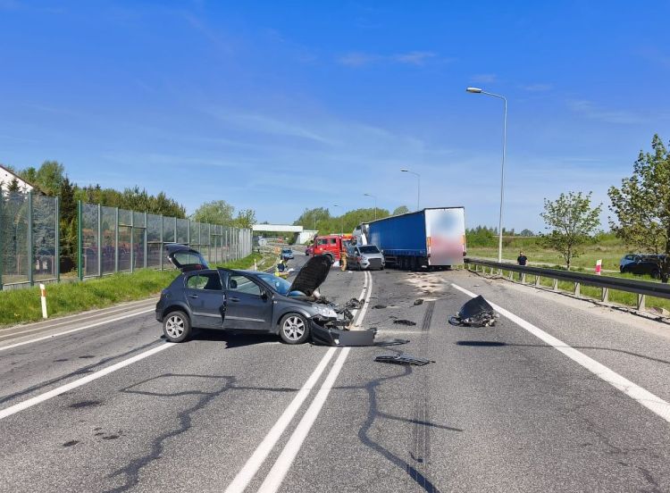 Czołowe zderzenie na&nbsp;obwodnicy Jarosławia. 54-latek trafił do&nbsp;szpitala