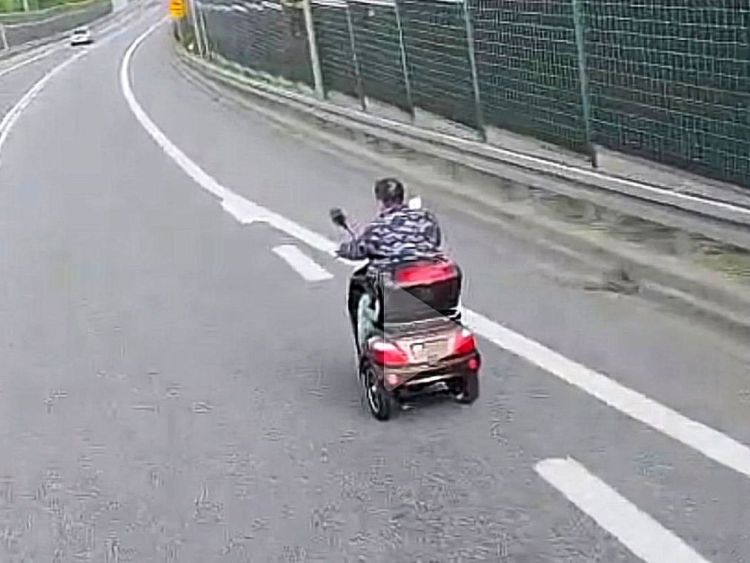 Mężczyzna na&nbsp;elektrycznym wózku wjechał na&nbsp;obwodnicę. Interweniowała policja