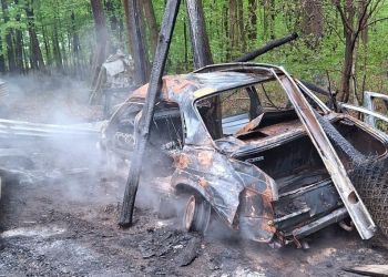 Pożar w&nbsp;Rudce. Spłonęły dwa samochody, strażaczka trafiła do&nbsp;szpitala [AKTUALIZACJA]