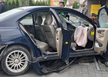 18-latek wjechał autem w&nbsp;ogrodzenie. Stracił prawo jazdy