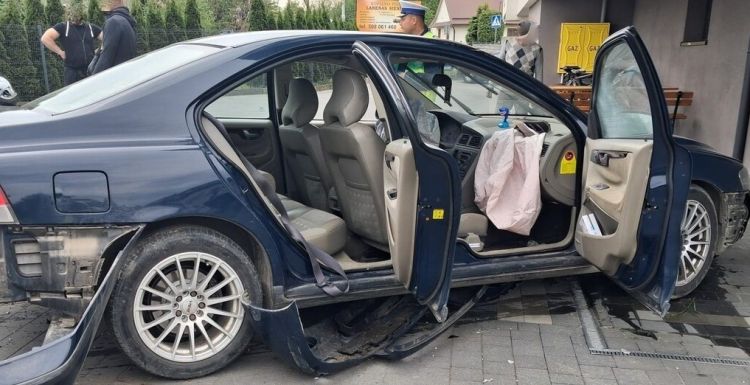 18-latek wjechał autem w&nbsp;ogrodzenie. Stracił prawo jazdy