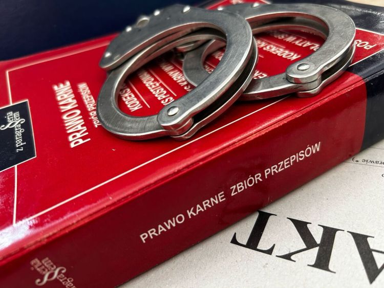 Ukradł alkohol i&nbsp;zaatakował ochroniarza. 21-latek zatrzymany w&nbsp;Stalowej Woli
