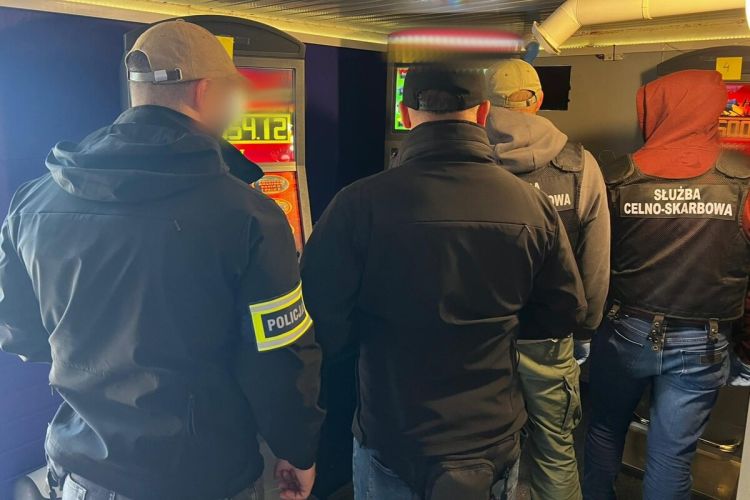Nielegalne automaty do gier zlikwidowane w Tarnobrzegu. Zabezpieczono maszyny i gotówkę 1 - Polskie Radio Rzeszów Nielegalne automaty do gier zlikwidowane w Tarnobrzegu. Zabezpieczono maszyny i gotówkę