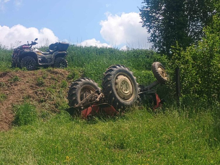 Tragiczny wypadek w&nbsp;Przysietnicy. Mężczyzna zginął przygnieciony przez&nbsp;ciągnik