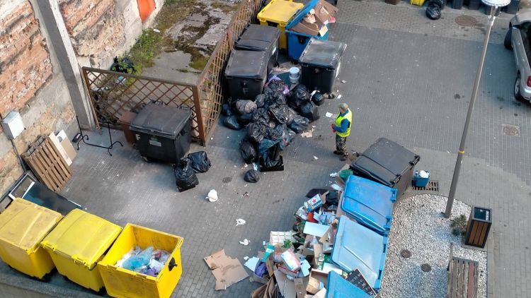 Podwórko przy Kopernika 10 w&nbsp;Rzeszowie zamienione w&nbsp;śmietnisko. Mieszkańcy alarmują