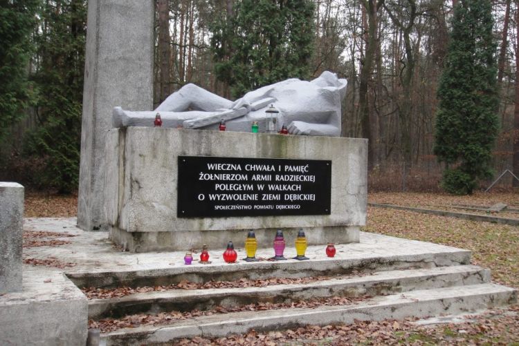 Związek Żołnierzy AK chce zmiany napisu na pomniku Armii Czerwonej w Pustkowie 1 - Polskie Radio Rzeszów Związek Żołnierzy AK chce zmiany napisu na pomniku Armii Czerwonej w Pustkowie