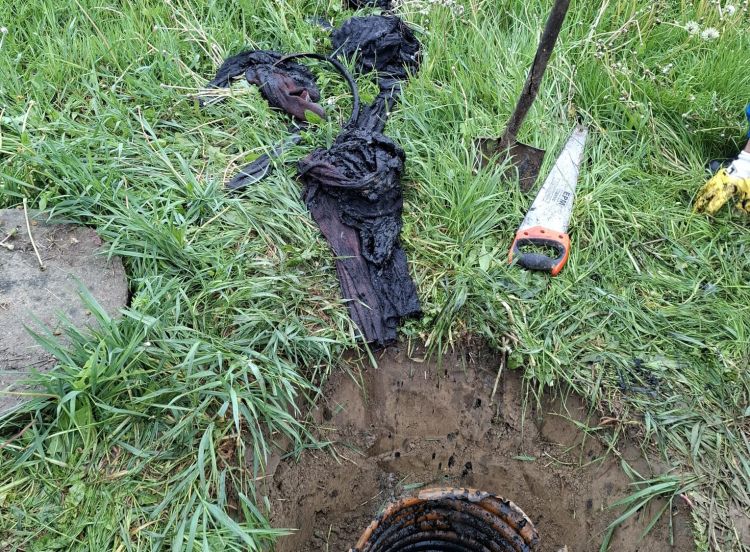 Ubrania i&nbsp;gruz w&nbsp;kanalizacji. Gminy apelują do&nbsp;mieszkańców