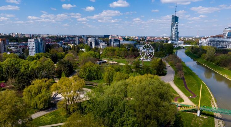 Nowy plac zabaw na Bulwarach i miasteczko ruchu drogowego w Rzeszowie. Miasto inwestuje w przestrzeń dla dzieci 1 - Polskie Radio Rzeszów Nowy plac zabaw na Bulwarach i miasteczko ruchu drogowego w Rzeszowie. Miasto inwestuje w przestrzeń dla dzieci