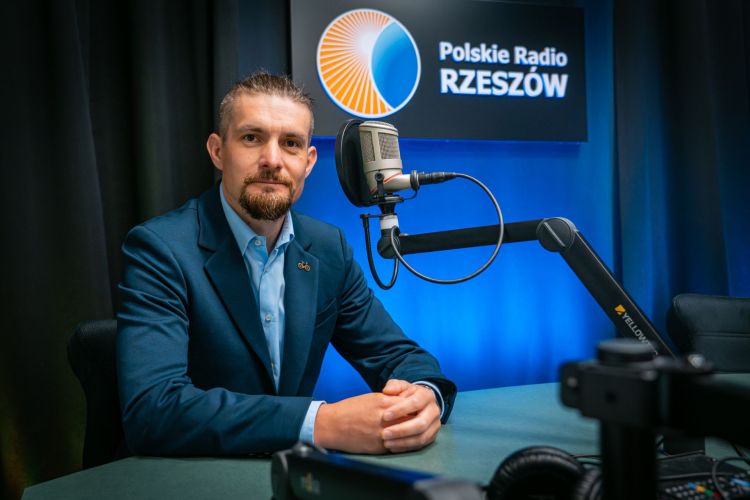Ł. Lis: Nawet 30 niedźwiedzi podchodzi do&nbsp;ludzkich domów