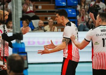 Resovia gra o&nbsp;wszystko! Rozpoczęła się walka o&nbsp;przedłużenie marzeń o&nbsp;brązie PlusLigi [LIVE]