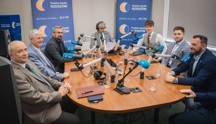 Polityczny spór o&nbsp;miliardy z&nbsp;programu SAFE. Czy&nbsp;skorzystają firmy z&nbsp;Podkarpacia?