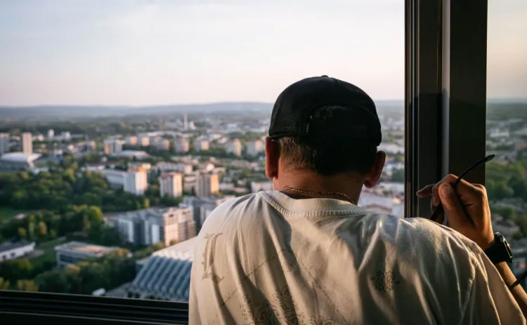 Silny wiatr pokrzyżował plany. Skok z&nbsp;wieżowca przełożony