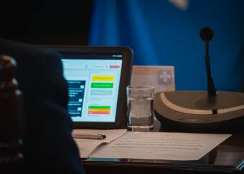 Dwa wnioski przeciwko prezydentowi Rzeszowa. Burzliwa sesja Rady Miasta 2 - Polskie Radio Rzeszów Dwa wnioski przeciwko prezydentowi Rzeszowa. Burzliwa sesja Rady Miasta