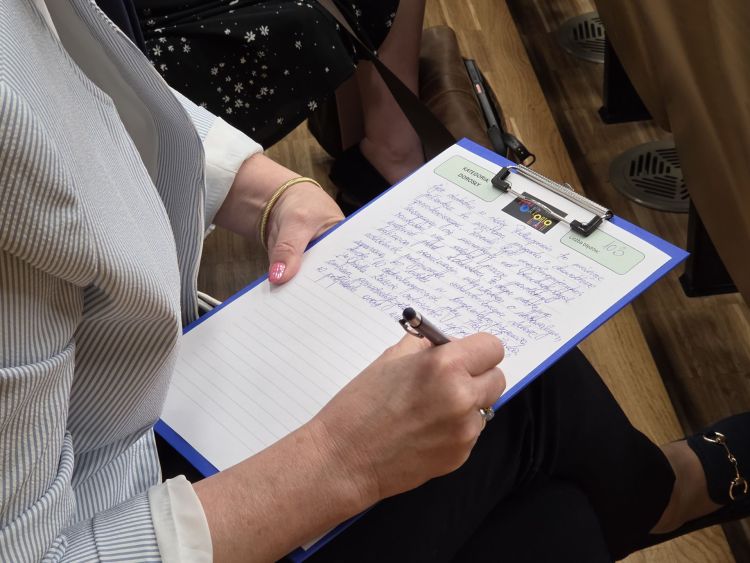 Dyktando na Uniwersytecie Rzeszowskim. Blisko 120 uczestników walczyło o tytuł Mocarza ortografii 2 - Polskie Radio Rzeszów Dyktando na Uniwersytecie Rzeszowskim. Blisko 120 uczestników walczyło o tytuł Mocarza ortografii - Polskie Radio Rzeszów