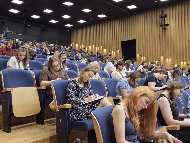 Dyktando na Uniwersytecie Rzeszowskim. Blisko 120 uczestników walczyło o tytuł Mocarza ortografii 3 - Polskie Radio Rzeszów Dyktando na Uniwersytecie Rzeszowskim. Blisko 120 uczestników walczyło o tytuł Mocarza ortografii - Polskie Radio Rzeszów