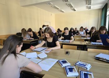 Dyktando na&nbsp;Uniwersytecie Rzeszowskim. Blisko 120 uczestników walczyło o&nbsp;tytuł Mocarza ortografii