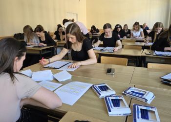 Dyktando na&nbsp;Uniwersytecie Rzeszowskim. Blisko 120 uczestników walczyło o&nbsp;tytuł Mocarza ortografii