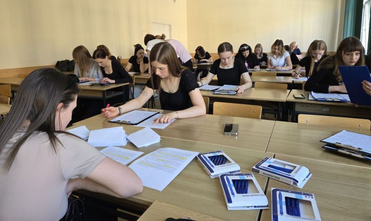 Dyktando na Uniwersytecie Rzeszowskim. Blisko 120 uczestników walczyło o tytuł Mocarza ortografii 1 - Polskie Radio Rzeszów Dyktando na Uniwersytecie Rzeszowskim. Blisko 120 uczestników walczyło o tytuł Mocarza ortografii