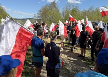 Dzień Flagi na&nbsp;Górze Cergowej. Marsz z&nbsp;biało-czerwonymi i&nbsp;wspólne świętowanie