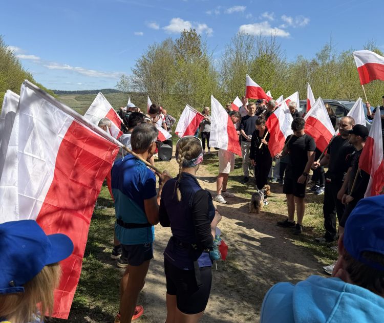 Dzień Flagi na&nbsp;Górze Cergowej. Marsz z&nbsp;biało-czerwonymi i&nbsp;wspólne świętowanie