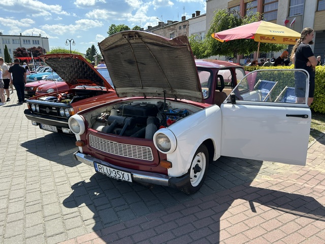 Motoryzacyjna podróż w czasie. Zlot pojazdów zabytkowych w Oleszycach 1 - Polskie Radio Rzeszów Motoryzacyjna podróż w czasie. Zlot pojazdów zabytkowych w Oleszycach