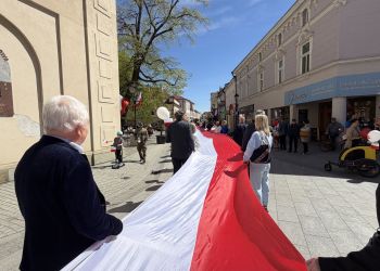 Rzeszów w&nbsp;biało-czerwonych barwach. 100-metrowa flaga przeszła przez&nbsp;rynek