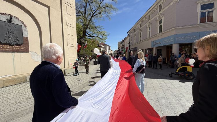 Rzeszów w&nbsp;biało-czerwonych barwach. 100-metrowa flaga przeszła przez&nbsp;rynek